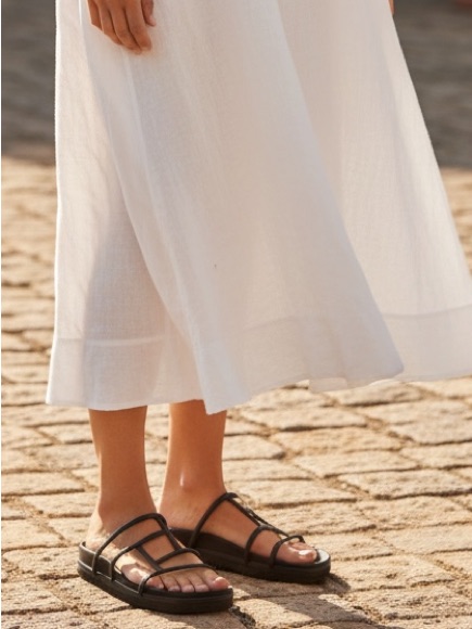 Roam Black Square Sandal New With Tag